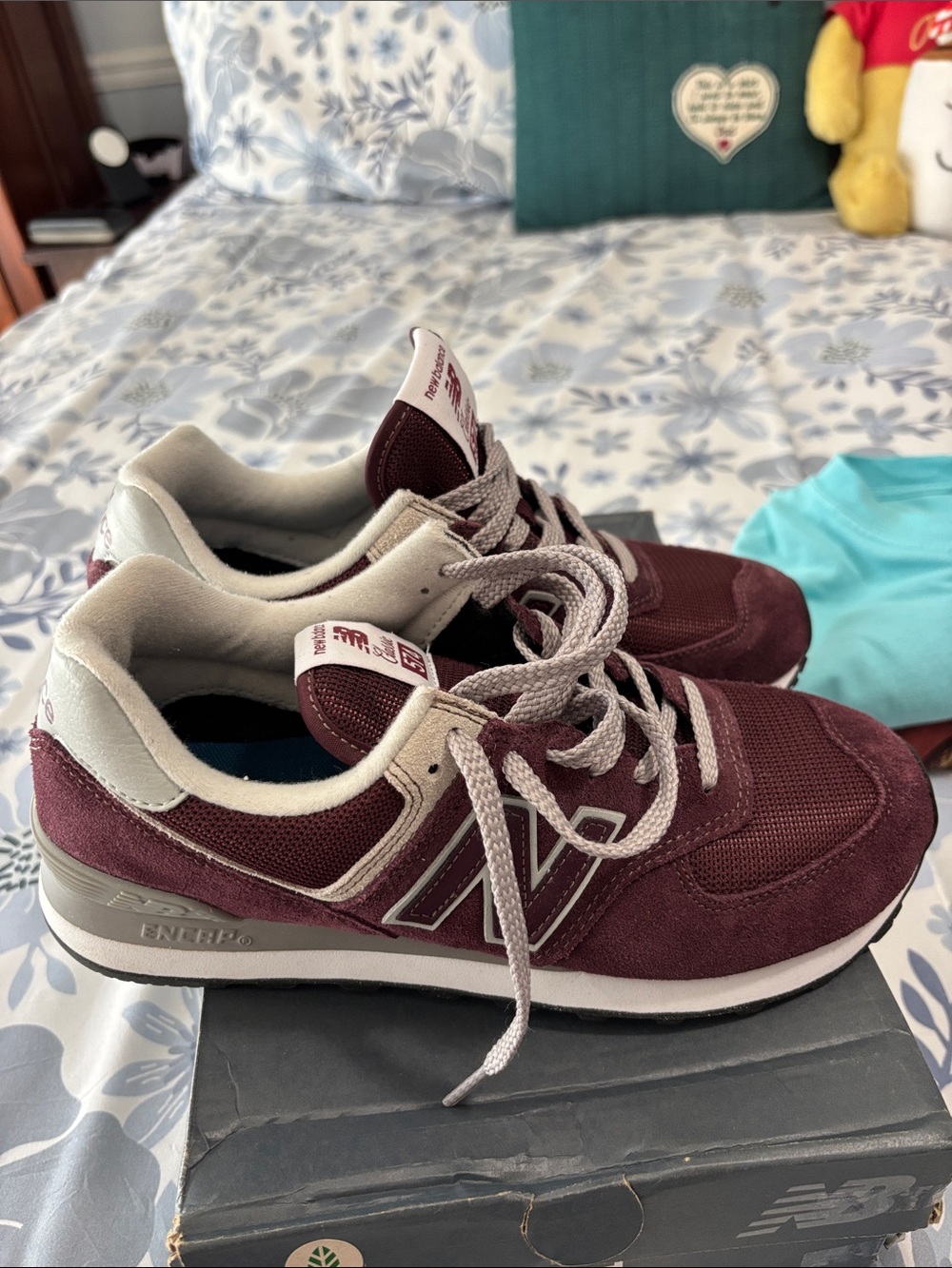 New Balance Women's/Men’s Sneaker in Burgundy and Cream women’s8 1/2 Mens 7.